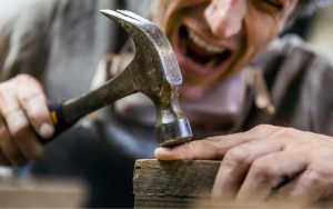 Mit Hammer auf Finger geschlagen was tun? Soforthilfe und Tipps