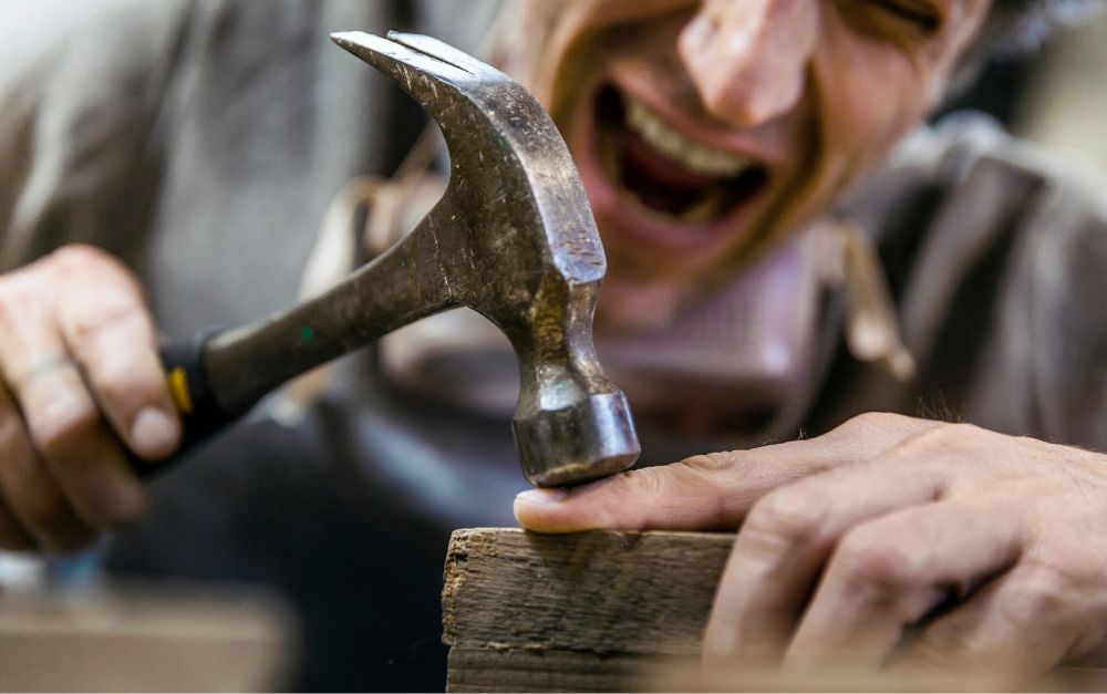 Mit Hammer auf Finger geschlagen was tun? Soforthilfe und Tipps